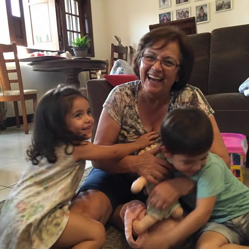 Avó brincando com netos